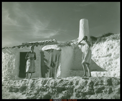 Fotografía del fondo fotográfico del Registro Histórico del COAC, en Barcelona
Fotografía extraída del fondo fotográfico que archiva fotografías expuestas de D. Francesc Catalá-Roca.
Palabras clave: cuevas ines baquetas catala roca