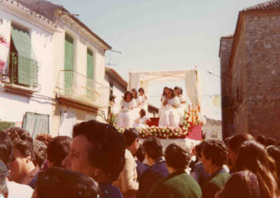 Carroza de la Reina y las Damas de 1979 (y Reina infantil)
Inauguro álbum de estas fiestas, que no teníamos ninguna foto. Si me equivoco de año, por favor, que alguien me corrija. 
