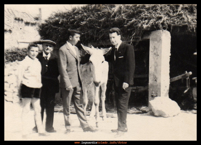 Boda de Manuel de la Cruz Peláez
Preparando el borrico Platero para dar un paseo a los novios (Manolo y Martina) por el pueblo. De izquierda a derecha: Manolo (un chico de Tembleque), Juán Bautista de la Cruz, Enrique de la Cruz, el burro Platero y Luis Plaza, en la portá de Juán Bautista.
EL CURSO DE LA VIDA: Las bodas
Palabras clave: boda manuel de la cruz