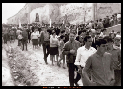 Procesión con el Santo Niño. 1965
Despedida del Santo Niño en la crucera y procesión hasta la Ermita.
Palabras clave: procesion santo niño