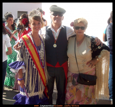 Nos vamos a los toros
Rosana y Tomás, reina y mantenedor de las fiestas 2009, junto a Emilia, preparados para ir a los toros. 
Palabras clave: rosana tomas emilia fiestas toros