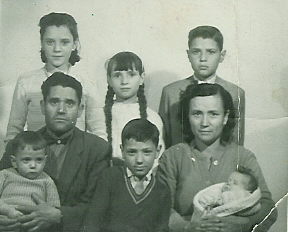 familia emigrantes año 60
tipica foto de familia emigrante para el carnet de familia numerosa
