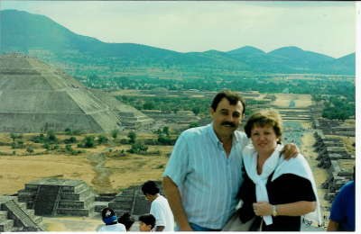 Fernando Guzmán - México II - Codeándose con los disoses
Foto de guardiolos, con el fondo del valle de los Reyes y a la izquierda la Pirámide del Sol, tomada desde lo alto de la Pirámide de la Luna, tengo que decir que en este lugar se concentran durante los solsticios de verano, personas que predicen el futuro del mundo
