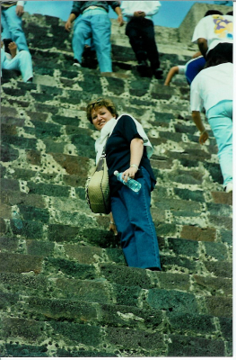 Fernando Guzmán - México IV - Subida, a la Pirámide de la Luna
Yo mas bien diría escalada, ya que los peldaños, son mas estrechos que el largo del zapato, por lo tanto hay que subir a la cumbre en zig-zag, para que os hagáis una idea esta foto no esta hecha a mas de cuatro metros de distancia. 
