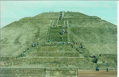Fernando Guzmán - México III - Pirámides de Teotihuacan
Entre algunas escapadas que nos permitían nuestras labores, una de la mas importantes fue la visita a las Pirámides de Teotihuacan, sobre todo por la grandeza del lugar y la tranquilidad que se respira.
