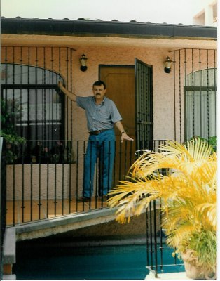 Fernando Guzmán - México I - Cuernavaca
Durante un periodo bastante largo estuve residiendo en México, es por lo que, me atrevo a incluir estas fotos en guardiolos en el extranjero, en esta en concreto esta efectuada en la casa donde vivíamos en Cuernavaca-Morelos-Mexico,durante el mes diciembre de 1997 y hacia calor
