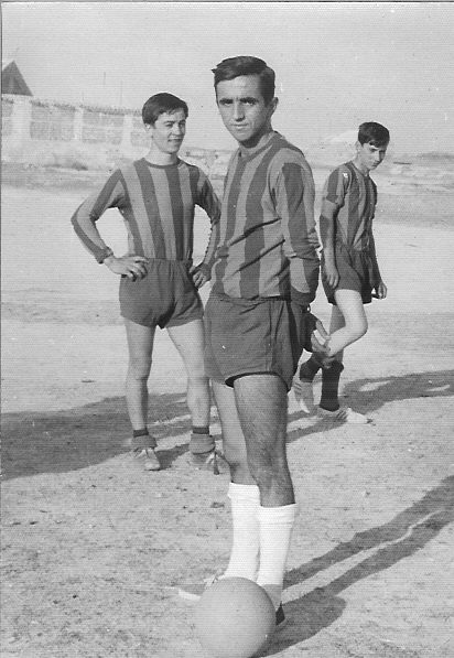 Promesa en ciernes
Por el 1.967, habia un chaval en La Guardia, que apuntaba buenas maneras en esto del futbol, y que seguramente si algun ojeador, le hubiera visto hoy estariamos hablando de Victor como vieja gloria del futbol español.
