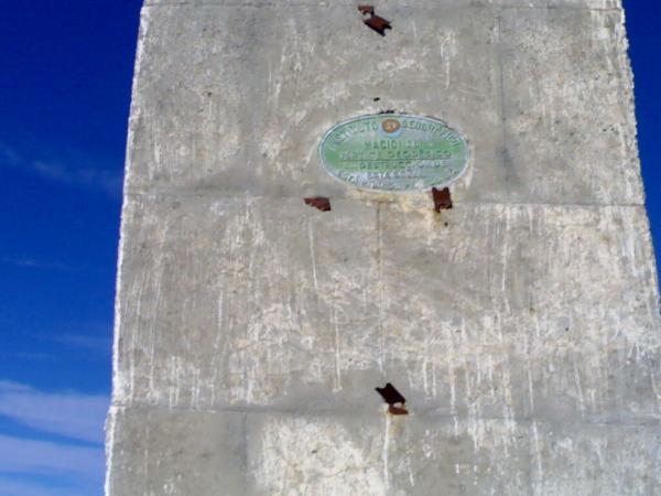 Placa de identificacion en La Mella
Un vértice geodésico es una señal que indica una posición exacta y que forma parte de una red de triángulos con otros vértices geodésicos.
Palabras clave: la cuesta La mella