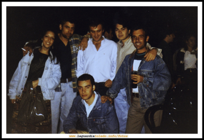 La Alternativa (la movida Guardiola)
Berta Duran (Berti) fue propietaria durante parte de los 90 en el disco Pub la Alternativa (ya inexistente), donde muchos de nosotros pasamos grandes anécdotas.
Aficionada al vídeo y la fotografía, nos recogió en un álbum, en el olvido, hoy rescatado.
Gracias Berti por tu aportación. 
EL CURSO DE LA VIDA: La juventud y los amigos
Palabras clave: La Alternativa