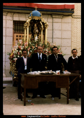 Mesa petitoria de la cofradia del Santo Niño 1979
Una vieja tradición, una vieja carroza,
un viejo ayuntamiento y una vieja mesa......
...El trabajo del Proyecto Tupi recupera espacios formas y seres ya olvidados pero que vagan en nuestra memoria refrescándola de momentos gratos y memorables. 

Palabras clave: Mesa petitoria de la cofradia del Santo Niño 1979