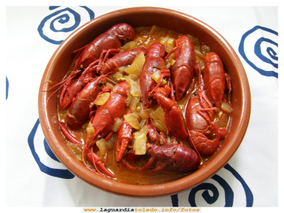 Cangrejos en Salsa
Un cubo un poquito de "bofe" y un punto estratégico en la localidad para poder coger la materia prima, por ejemplo una compuerta del riego que en entorno de este pueblo abunda.
Al llegar a casa los capamos y en una cazuela echamos cebolla y ajo bien picado aceite para el rehogue con una puntita de pimentón y tomate friíto además de  perejil picado cuando esto este bien pochao echamos los cangrejos y un buen vaso de vino dejando cocer y medio reducir. Típico para echarse un botellín.
Palabras clave: Cangrejos en Salsa