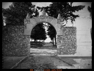 La Casa de Marisol (entrada lateral)
[url=http://www.laguardiatoledo.info/fotos/displayimage.php?album=242&pos=11][color=blue][b][i]Secuencia de la película "Las 4 bodas de Marisol" (1967) en donde aparece la Casa de Marisol[/color][/i][/b][/url]
[url=http://www.laguardiatoledo.info/fotos/displayimage.php?album=242&pos=10][color=blue][b][i] Secuencia de la película "Solos los dos" (1968) de Luis Lucía, interpretada por Marisol y Palomo Linares, grabada en la Casa de Marisol[/color][/i][/b][/url]
[url=http://www.laguardiatoledo.info/fotos/displayimage.php?album=193&pos=59][color=blue][b][i]Cuadrilla de amigas en la Casa de Marisol[/color][/i][/b][/url] 
[url=http://www.laguardiatoledo.info/fotos/displayimage.php?pos=-3704][color=blue][b][i]Isidora Pedraza y Paca Torralba paseando por la Casa Marisol (1967)[/color][/i][/b][/url] 
[url=http://www.laguardiatoledo.info/fotos/displayimage.php?pos=-1445][color=blue][b][i]La Casa de Marisol desde Google Earth[/color][/i][/b][/url]

Palabras clave: Casa de Marisol