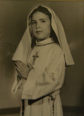 Comunión de Pilar Mascaraque Peláez.
Parece mentira pero hoy en día y viendo fotos como esta, cada vez más se distorsiona la indumentaria para realizar la primera comunión alejándose de la realidad de lo que es acercarse a la religión cristiana.
Aquí vemos y como el otro día me comentaba un colaborador de esta web una muchacha haciendo la primera comunión "como dios manda".

Palabras clave: Comunión_de_Pilar_Mascaraque_Peláez.