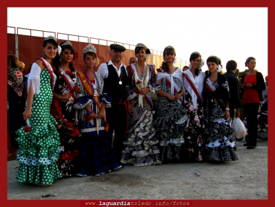 Corte de Honor de toros
Reina , Damas y Mantenedor se visten de faena para asistir la tarde del 24 de septiembre a la novillada picada Mixta

Palabras clave: Corte de Honor de toros