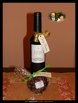 El regalo a los invitados
En el enlace de Jorge y Verónica decidieron regalar un poco de La Guardia a los invitados obsequiando como recuerdo y muy acertadamente, la labor de los componentes del centro de ocupación de Homiguar en forma de Jabón, y uno de nuestros caldos conocido en el ámbito nacional  como el de Bodegas Martúe La Guardia, un claro ejemplo de solidaridad y promoción de  las diversas actividades de nuestra localidad.
Palabras clave: Boda Jorge Veronica Jabon Vino recuerdo Homiguar Martue