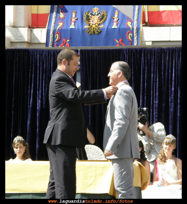 Investidura del Mantenedor 2009
Mario Fernández Mascaraque otorga el medallón de Mantenedor de las Fiestas 2009 a Tomas Tacero Muñoz
 23 septiembre 2009

Palabras clave: 23 septiembre 2009 Investidura del Mantenedor 2009