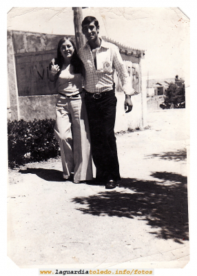 Julian y Sagrario en el Paseo Norte  año 1974
Al fondo al lado del palo se observa el puesto de Gervasio creo que antes regentado por Juanito Novillo ,en el puesto el sello que los quintos que año tras año dejaban su huella.
EL CURSO DE LA VIDA: Los novios y las novias
Palabras clave: Julian y Sagrario en el Paseo Norte  año 1974