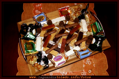 La bandejita
Parece mentira pero hay gente que en fiestas ya compra el Turrón para confeccionar las bandejas de dulces navideñas,ya sean de pastas sequillos y mazapanes borrachos almendras de coco,o turrones (ya no tan artesanales).
Esta bandeja atiende a la orden de -¡¡¡ Chica, la bandeja que vienen visitas !!! ya sea pa ponerla o quitarla de la mesa.
Feliz Nochebuena a todos. 
FIESTAS, CELEBRACIONES Y TRADICIONES: Las Navidades
Palabras clave: La bandejita