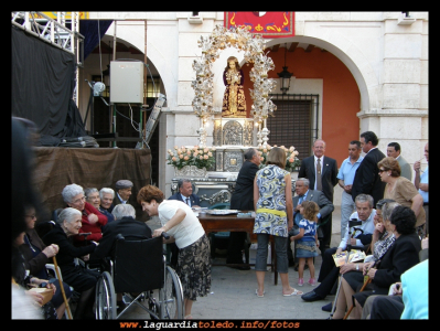 Mesa de ofrendas y donativos al Santo Niño
Las tardes en las cuales la cofradía pone su mesa petitoria para recoger donativos y ofrendas antes de las procesiones , es acompañada en su mayoría por ancianos que se sientan alrededor de la imagen , la contemplan ,rezan e incluso se alegran de encontrarse con vecin@s que por su avanzada edad llevan tiempo sin verse.

Palabras clave: Mesa de ofrendas y donativos al Santo Niño