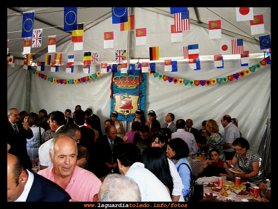 Aperitivo en casa de la reina
El dia 24 de septiembre es cortesia de la reina , invitar a personalidades del entorno familiar, amistades, autoridades, vecinos, etc, a un aperitivo después de sufrir como es habitual la calor de una coronación al sol, siendo de agradecer un bocado y un traguito fresquito.   

Palabras clave: Aperitivo en casa de la reina