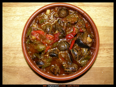 Pisto con Caracoles
Los de Abril, para mí,los de Mayo, para mi hermano,y los de Junio para ninguno.
INGREDIENTES (para cuatro personas) 3/4 kg caracoles ,4 tomates de  pera,1 pimiento verde ,1/2 pimiento rojo,1 cebolla hermosa,1 calabacín,1 rodaja gruesa de jamón serrano,Pimienta cayena molida,1 hoja de laurel,Vinagre,Harina,Aceite de oliva ,Sal y pimienta.
Como se suele decir entorno a una caldereta,"esto no se los come el Rey".
Palabras clave: Pisto con Caracoles