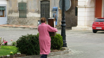 Procesión de casa en casa (10-4-2009)
Me llamó mucho la atención el poder tomar esta foto un dia tan señalado a las 12 de la mañana. En la Guardia todavía grandes tesoros van de casa en casa. Me pregunto: ¿Qué llevará la caja? santo, virgen, cristo... ¿y qué es la lista que lleva pegada?
Palabras clave: Procesión de casa en casa semana santa 2009