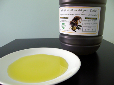 Aceite de La Guardia
El fruto "que campea" por muchos parajes de la Guardia ha sido convertido a el caldo elemental para uso en la inmensa gastronomia de la cocina guardiola, nacional y ganando adeptos en la mundial.
Ademas de ser conocidos por el inconfundible sabor de su aceite, los guardiolos quieren darse a ver por una imagen y un nombre.

Palabras clave: Aceite de la guardia