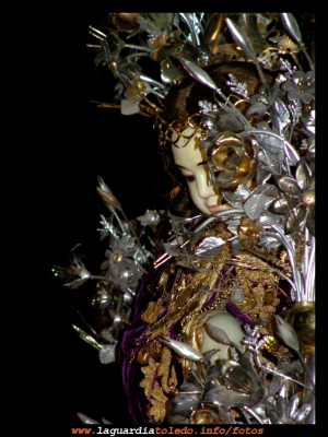 Santo Niño oculto tras su carroza
 El dia 26 de Septiembre del 2009 comenzando la procesion nocturna y con un fondo de telón de escenario, recojo esta imagen.
Personalmente es una de las imagenes mas bonitas que me ha dejado las fiestas de este año 2009.

Palabras clave: Santo Niño oculto tras su carroza fiestas 2009