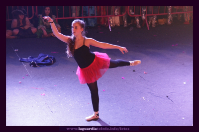 Sandra la Bailarina
Tercer premio del concurso individual, o por parejas, celebrado en el pabellón polideportivo el sábado 25-2-12. Enhorabuena!
Palabras clave: sandra bailarina carnaval 2012