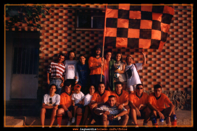 Whisky con Naranja (Bebe y Lucha)
Gracias a Démon (Javier del Castillo) que una vez más y aludiendo al triunfo de La Roja nos envia esta foto de la Naranja & Black (no es el Holanda), aunque perdiendo muchos partidos en aquellos veranos de los 90 ,gano el premio de mayor valor deportivo; El de la amistad , que a dia de hoy sigue impoluto.
Palabras clave: Whisky con Naranja bebe y lucha piscina la fuente