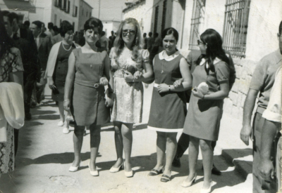 cuadrilla de mozas al salir de misa (años 70)
La cultura del "arreglarse" suele ser visible en la mayoria de las fotografias festivasde la localidad ya que los guardiolos somos muy dados a ello.
