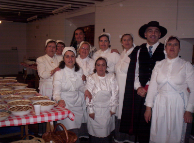 preparadas para servir
La asociacion de mujeres la rosaleda, colaborando en la boda de 1910
Palabras clave: rosaleda boda de antaño