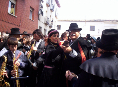 boda de 1910
el alcalde: Luis Cabiedas y Maria del Carmen fernandez, bailando un pasodoble. En la recreacion de la boda de antaño, que se celebro en nuestro pueblo.
Palabras clave: boda de antaño 1910, luis mari carmen