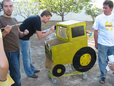 Concurso de carritos
Proceso de elaboración del carrito "El tractor amarillo"

Nuestro carrito ya va adquiriendo la forma deseada... un tractor deportivo de color amarillo, un "Ebrio cupé"
Palabras clave: Modesto Carrito