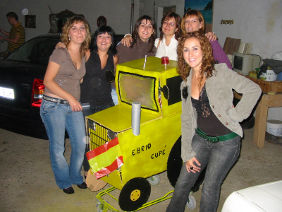 Concurso de carritos
Proceso de elaboración del carrito "El tractor amarillo"

Y por fin... el vehículo salió de la factoría hacia la plaza mayor...
Palabras clave: Modesto Carrito