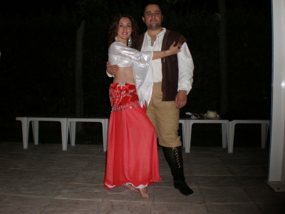 Gema Gatilla y Modesto en la Coreografía 2008
Una de mis aficiones es el baile, el año pasado actúe en la coreografía de la escuela de baile donde recibo clases. En la foto aparecemos Gema la Gatilla y yo momentos antes de la actuación. Yo vestido de Sancho Panza y Gema de Bailarina de Danza del Vientre.

Palabras clave: Modesto Gema Gatilla Coreografia baile
