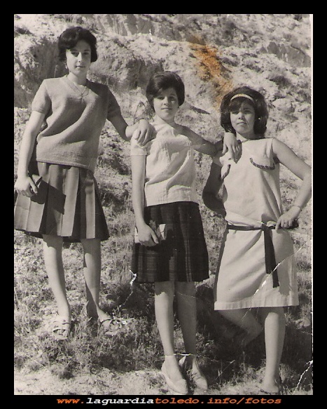 Amigas.
En el cerro del Sto Niño: Margari Morales, Luisa Muñoz y su prima. Año 1963.
EL CURSO DE LA VIDA: La juventud y los amigos
Palabras clave: En el cerro del Sto Niño Año 1963.