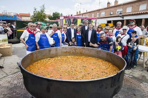 Pisto del día de Castilla la Mancha
El presidente de Castilla-La Mancha, Emiliano García-Page, ha participado este sábado en el tradicional pisto manchego popular que se organiza en la localidad con motivo de la celebración del Día de la Región. (FOTOS: Ignacio López // JCCM). Organiza: Peña Los Timbales
Palabras clave: pisto timbales