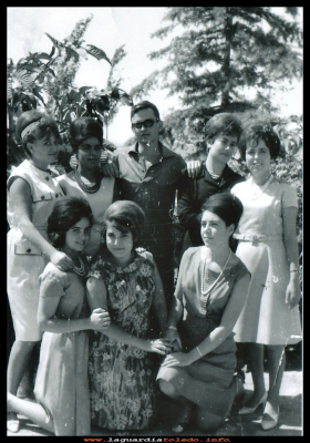 CHICO CON CHICAS
cuadrilla de mozas y mozo en el Paseo del Norte, año 1963.
Milagros Peláez, Mª Elvira, Juan, Lola Montesinos, Cari Nuño, Mari Gacía, Tere López (la de la plaza) y Ana Novillo.
Palabras clave: mozas  mozo Paseo del Norte