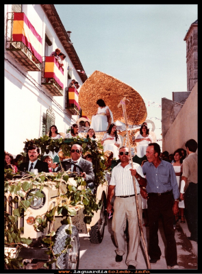 FIESTAS 1981
24 de Septiembre 1981.
Carroza de la reina y damas bajando por la calle Mayor, José Luis Goñi (mantenedor), Paco Valero (conduciendo), Goyo Puerta y Orosio Mascaraque.
Palabras clave: Carroza reina calle Mayor
