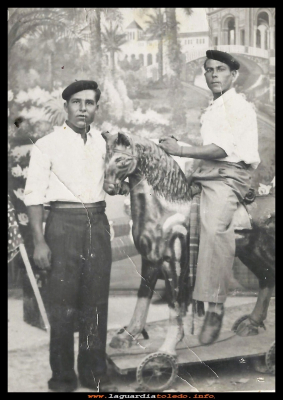 CABALLITO
Pablo Tejero (lagartito) en el caballo subido, al lado de Eulogio Morales (castañetas) 1940 .
Palabras clave: Pablo Tejero