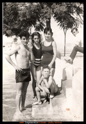 Bañistas en la primera piscina 1967
Año 1967, esta es la primera piscina que tuvimos en La Guardia, a partir de un baño que había para las mulas, y donde se echaban a remojar el esparto y los ataeros, para que se ablandasen.  Este se adecento con un suelo de cemento y las paredes pintadas de blanco, así consiguió el pueblo su piscina. Al principio solo se bañaban los hombres hasta que se atrevieron las chicas, que  solían ser  las que venían de Madrid a pasar las vacaciones al pueblo.

En la foto: Trifon Sánchez, Juli Barreda, Seve Guzmán y el niño José María Barreda
 

Palabras clave: Bañistas;1967;piscina Año 1967 primera piscina La Guardia
