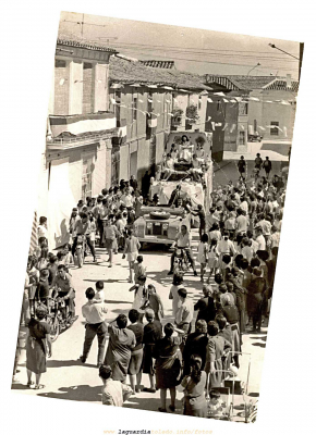 Carroza de las Damas y Reina. Año ¿?
Esta es la foto más antigua que tenemos de las carrozas de las Damas y Reina. Si alguién sabe el año que lo publique como un comentario. Como véis, la carroza va flanqueada por una escolta de motos, la primera de ellas conducida por Angelín y la derecha por Manolo "el Gallego"
