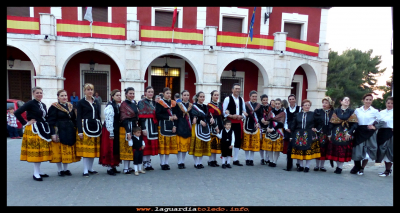 Reunión de manchegos
Guardiolas  y guardiolos ataviados con el traje regional, en las fiestas de CASTILLA LA MANCHA 2016.
Palabras clave:  fiestas  CASTILLA LA MANCHA