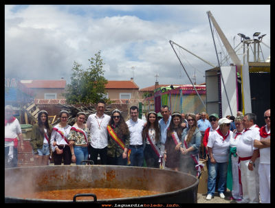 Gran caldereta
El alcalde y concejal de festejos junto a la reina, damas y mantenedor,  por delante la gran caldereta de pisto manchego. 
Fiestas de CASTILLA LA MANCHA 2016.
Por la izq. Cristina Orgaz,  Ana Belén Montesinos, María Tacero, José María Revuelta, Laura Revuelta, Javier  Pasamontes,  Sofía Guzmán, Paco Santiago, Irene Cabiedas y María Guzmán.

Palabras clave: Pisto Manchego Castilla la Mancha