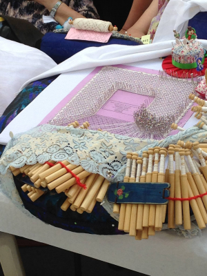 Concurso encajeras de bolillos
Fiestas Castilla la Mancha 2015
Palabras clave: encaje de bolillos 