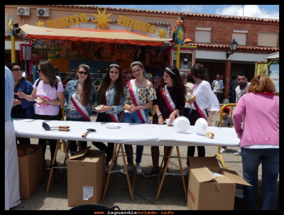 Las Damas
Las damas María, Sofía, María, Irene y Ana Belén,  esperando el pisto…
Fiestas de CASTILLA LA MANCHA 2016.
Palabras clave: damas pisto CASTILLA LA MANCHA 