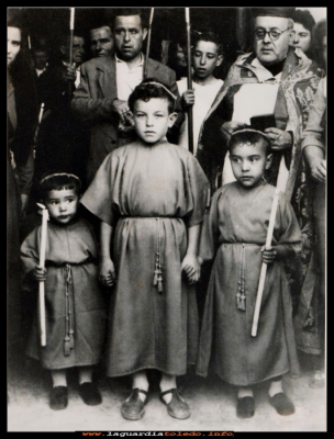 EXVOTOS
Aquí tenemos a tres niños guardiolos,  parecen ir acompañando al Santo Niño, van vestidos con hábitos, que cuando se llega a la ermita se dejaban colgados en una capilla que estaba preparada para coger los exvotos, que ofrecían las personas en agradecimiento al Santo,  por oír sus peticiones.
De izqd. a dcha. Jesús Romeral, Jesús de la Cruz y José Luis Romeral. 1962
Palabras clave: niños guardiolos Santo Niño  ermita 