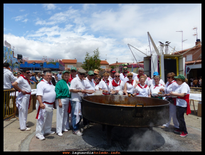 Peña "los Timbales"
La peña los timbales cocinando el pisto manchego (28-5-2016)
Palabras clave: peña los timbales pisto  
