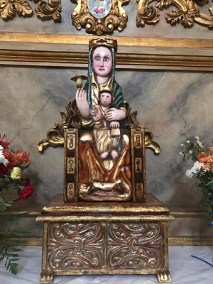 Talla románica de la Virgen en la Iglesia obra del artista local José Gómez
